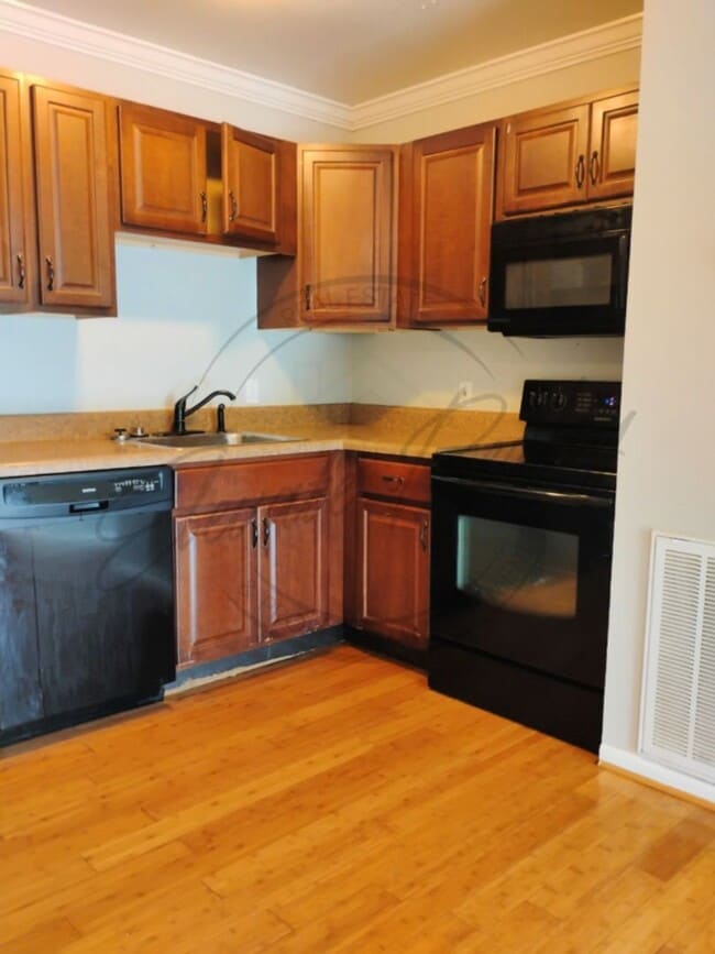 Building Photo - Charming 1 Bedroom | 1 Bath Upstairs Apart... Unit A-11 Rental