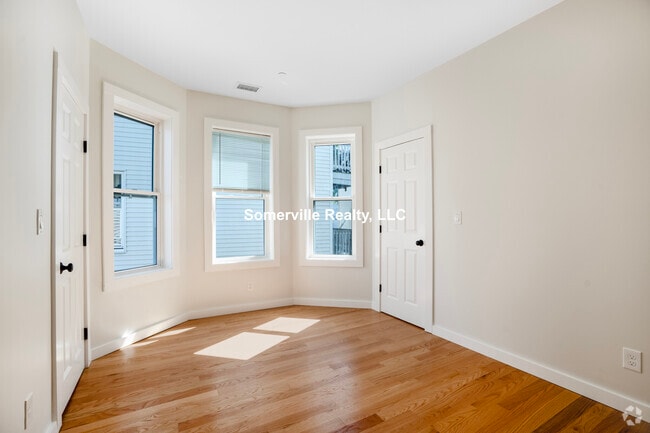 Building Photo - 27 Linden St Unit 3 Rental