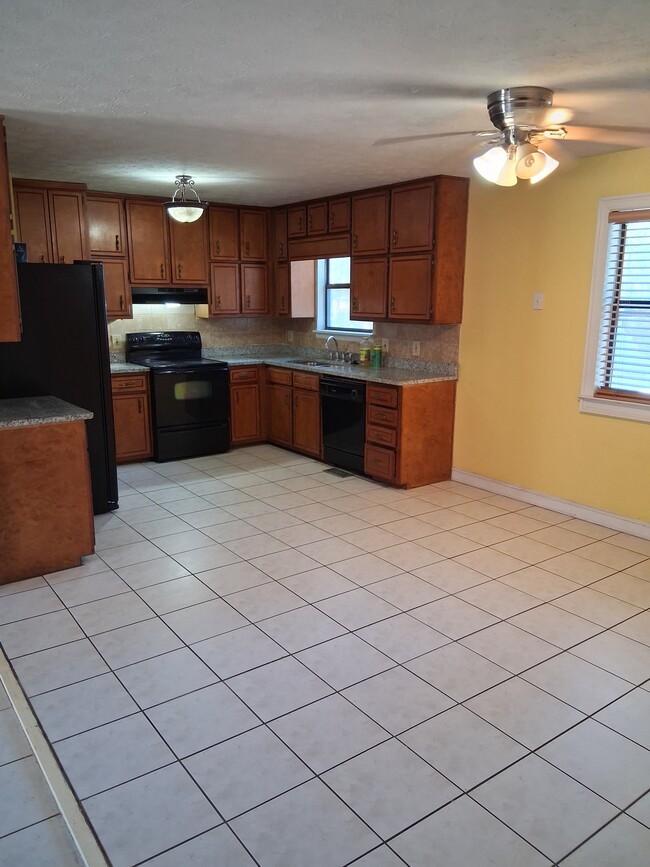 Kitchen - 4414 Housworth Dr