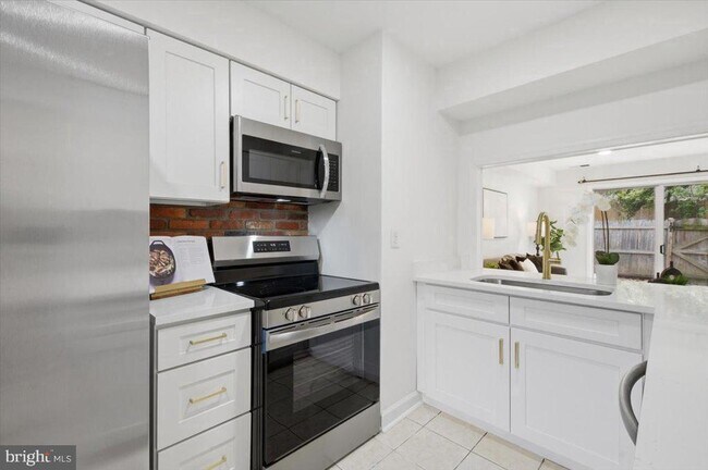 Photo - 8141 Kingsway Ct