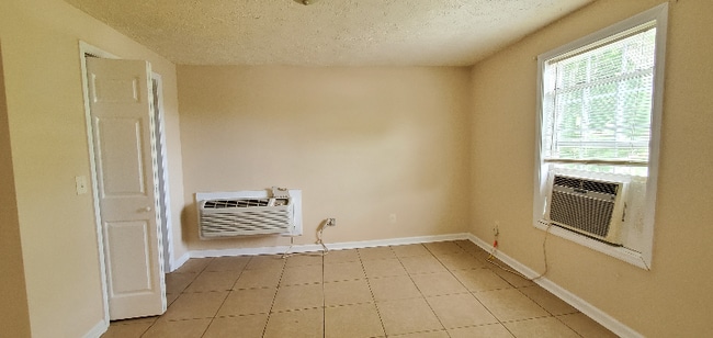 Photo - 103 W 17th St Unidad 4