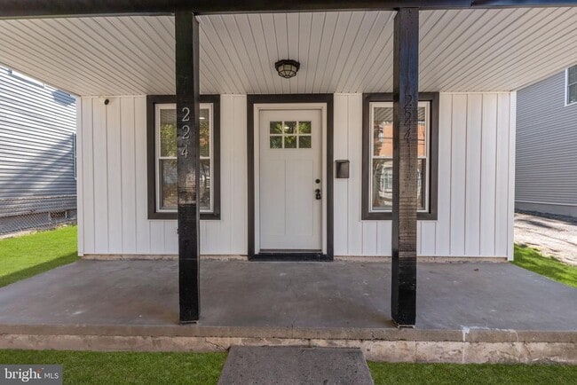 Building Photo - 224 Buckley St