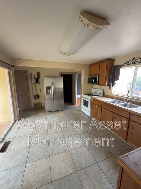 Photo - 1230 N Chestnut St