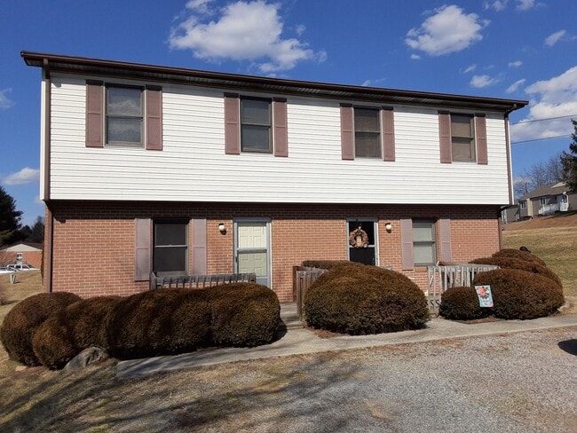 Photo - Blacksburg, 3 BR / 2.5 BA, Available September 11th