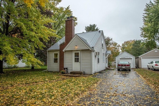 Building Photo - 3 bedroom, 1 bathroom Home With Garage