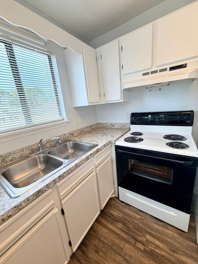 Photo - 1880 Colony Dr