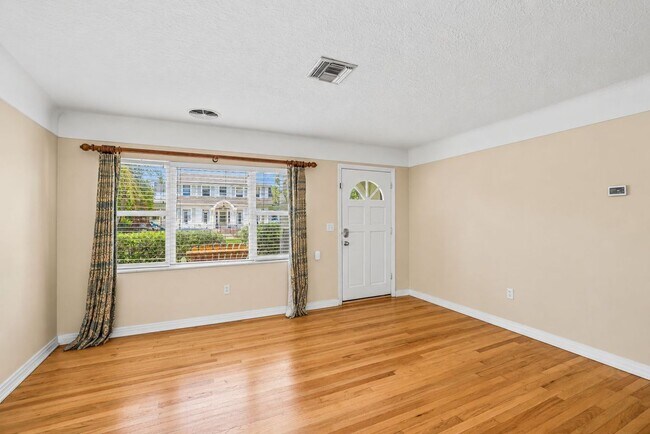Photo - 206 17th Ave NE