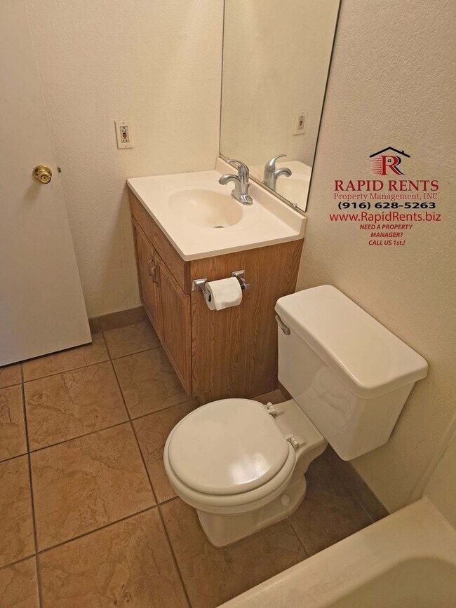 Nice 2Bd x 1Bth x 1Car Duplex Townhome Townhome Rental in Sacramento