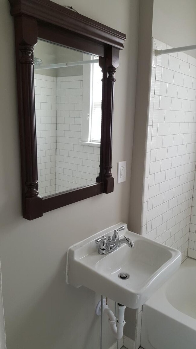 Building Photo - 1429 Tamm Ave Unit 1st floor South Rental