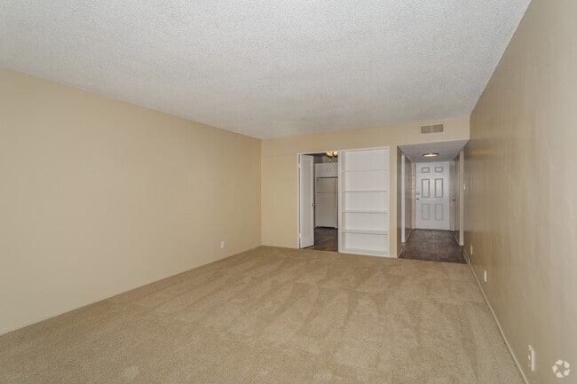 1BR, 1BA - 850 SF