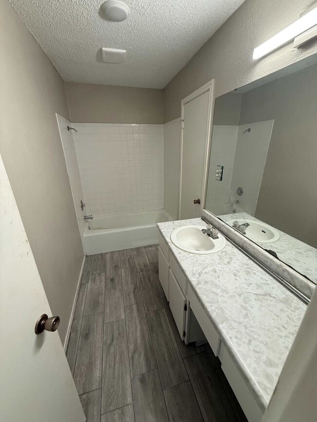 Photo - 1204 Greenbriar Loop