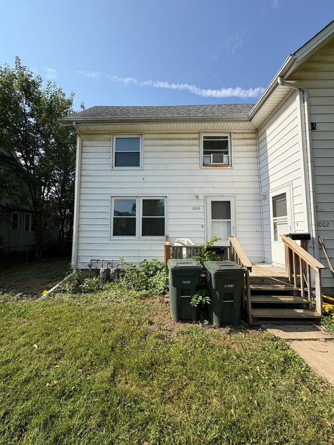 Building Photo - 2 Bedroom 1 Bathroom Duplex for Rent! Rental