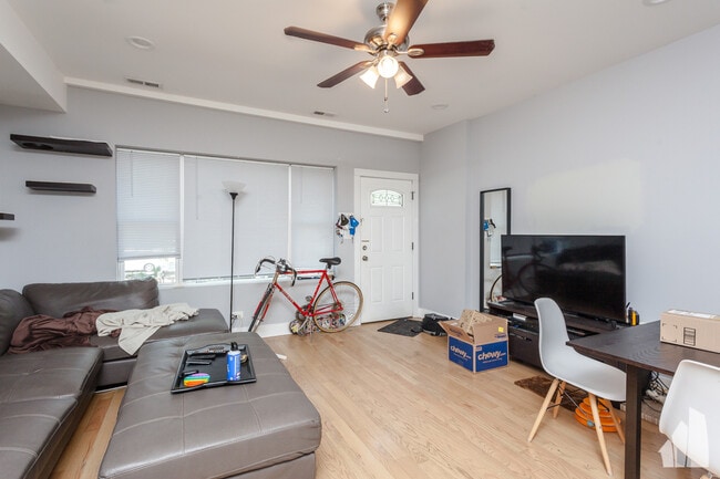2437 N Ashland Ave Unidad 1F