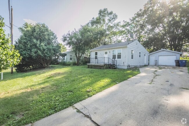 Building Photo - Wonderful 2 bedroom home with garage