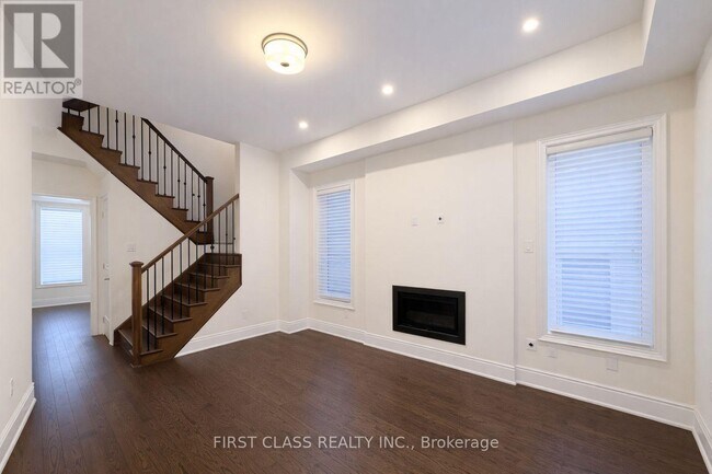 Photo - 9382 Bayview Ave