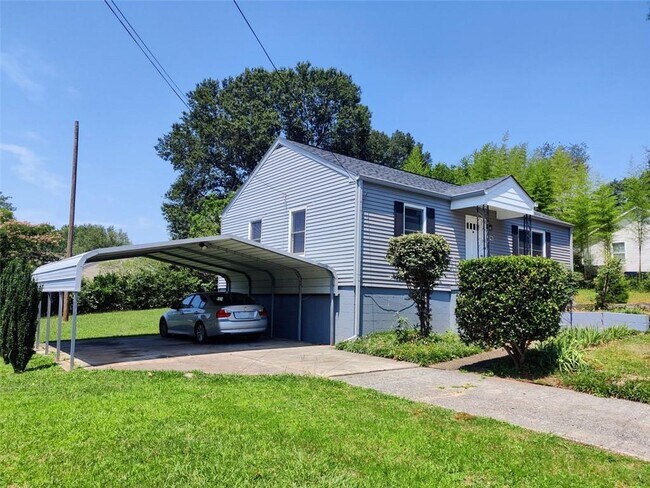 Photo - 1745 Scott Dr SE House
