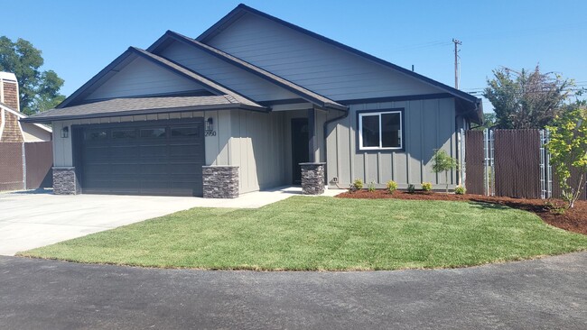 Building Photo - 3 bed 2 bath Single Family Home for Rent in Grants Pass