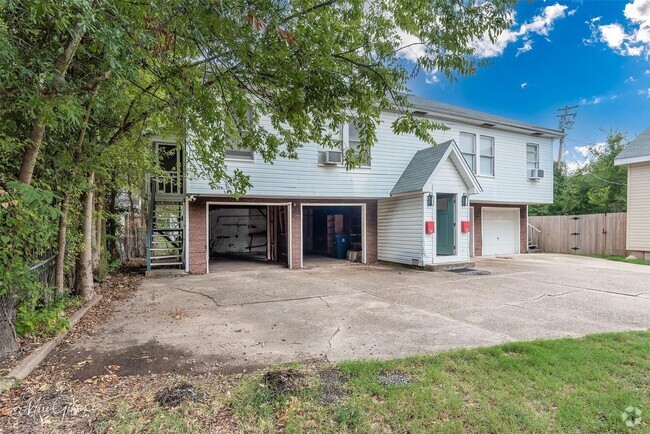 Building Photo - Garage Apartment