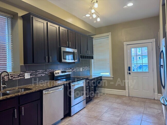 Photo - 2933 Victor St