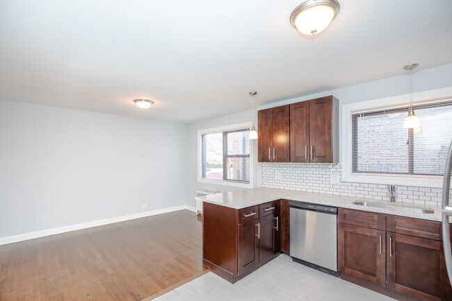 Photo - 6807 N Ridge Blvd Unidad 101