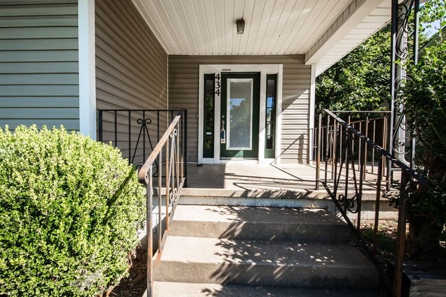 Building Photo - Great House in Perfect Location