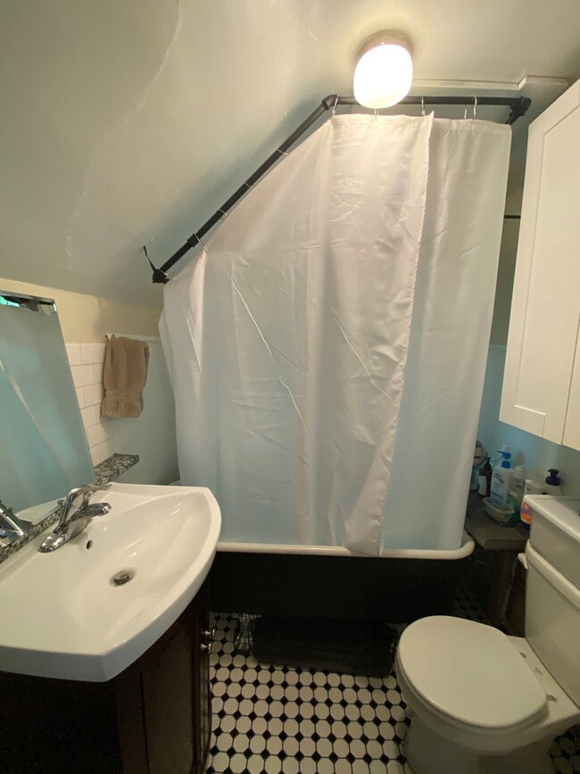 Bath - 614 Linden St. W Unit Upper