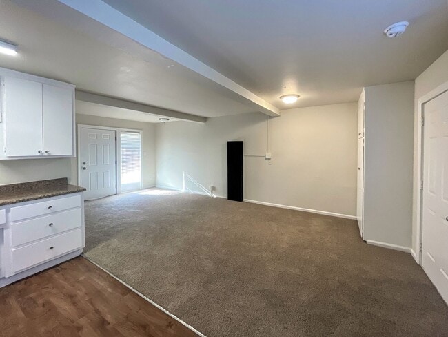 Photo - Lincoln Courtyard