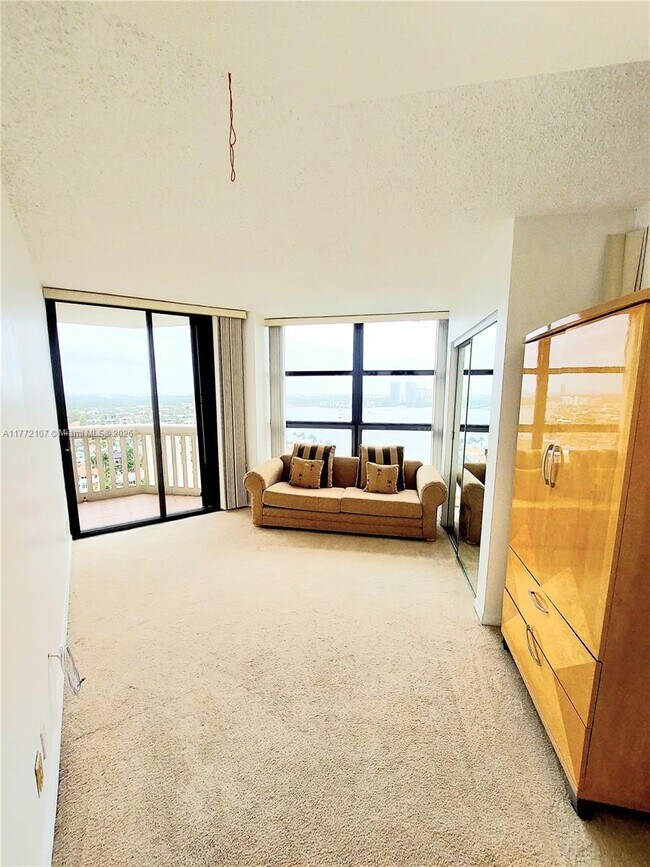 Photo - 1000 W Island Blvd Unidad 2002