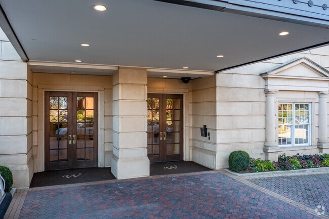 Entrada - Winston Condominiums