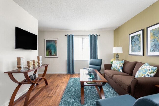 Spacious Living Room - Trails of Signal Mountain