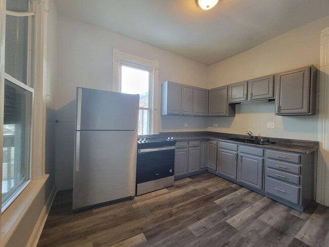 Photo - 1302 E 72nd St