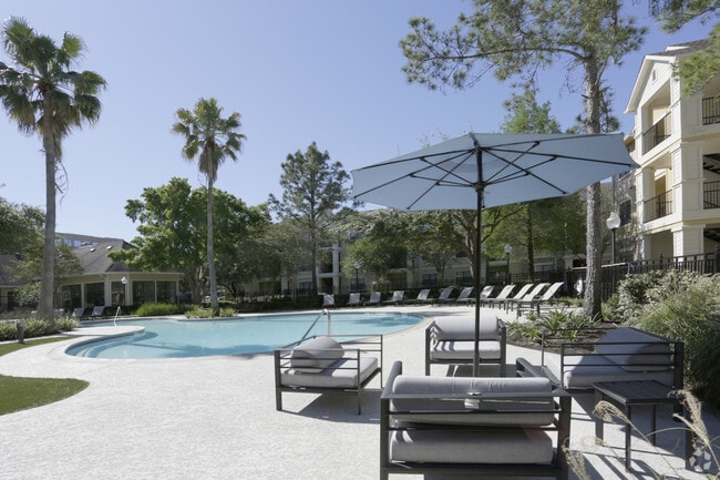 Resort style swimming pool - Sola Westchase