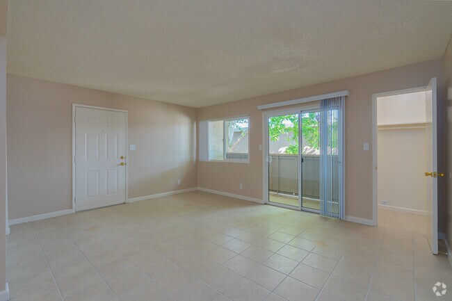 1BR, 1BA - 635 SF - Living Room