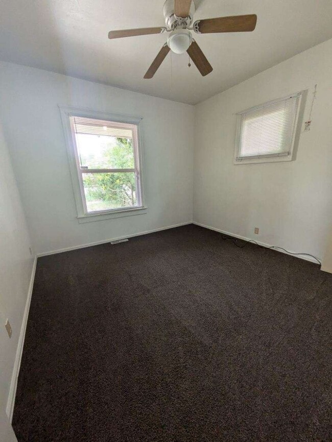 Building Photo - 814 E 9th St