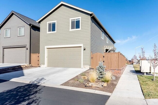 Photo - **Coming Soon - Unfurnished** Modern Livin...