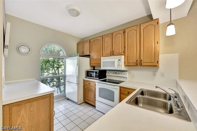 8228 Twelve Oaks Cir Unit 323
