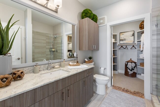 Baño con vestidor - Overture Albuquerque 55+ Active Adult Apar...