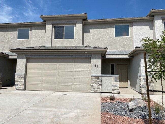 Building Photo - Newer- Red Mountain Vista Town Home Unit 668