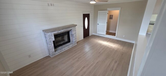 Photo - 180 Crane St