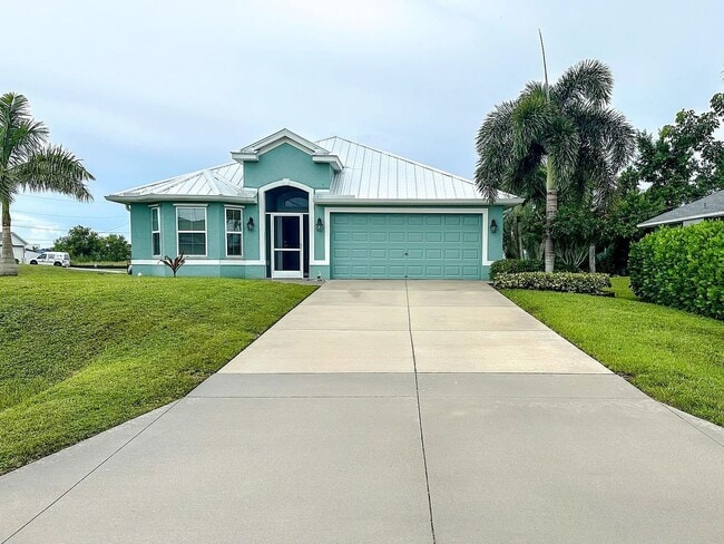 Building Photo - Spacious, Newly Remodeled  3 bedroom, 2 bathroom screened lanai GREAT LOCATION