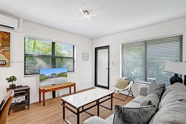 Photo - 754 NE 40th St Unidad C