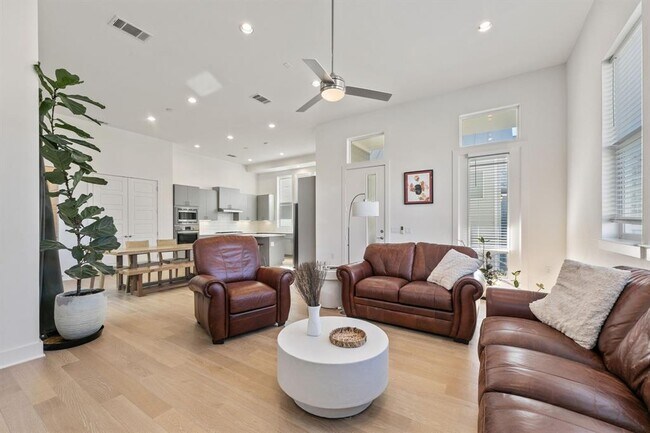 Photo - 6101 Florencia Ln