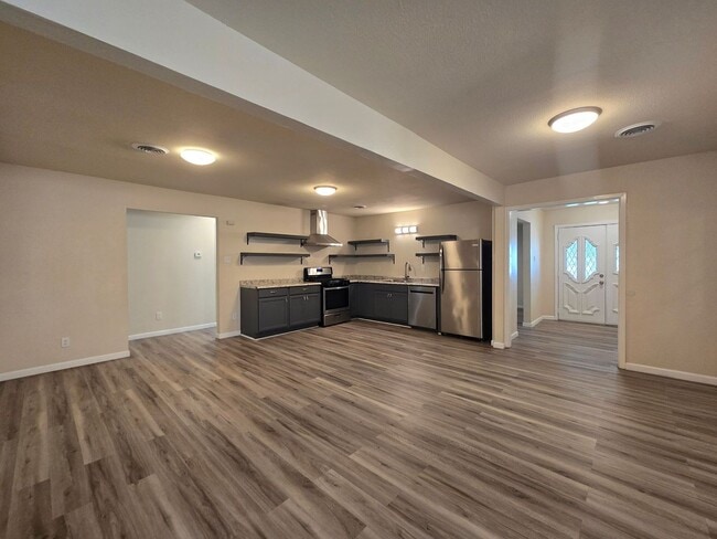 Photo - 501 W Voelter Ave