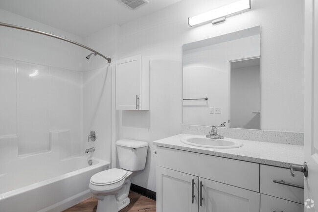 1BR, 1BA - 626SF - Bathroom