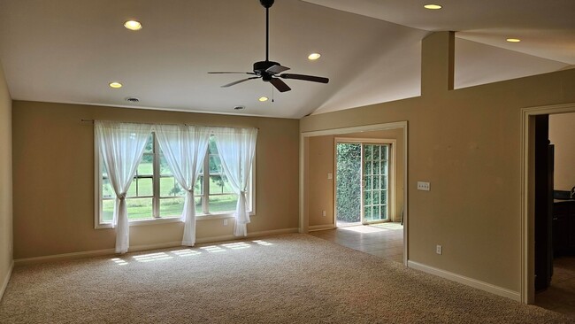 Photo - 801 Veterans Ln