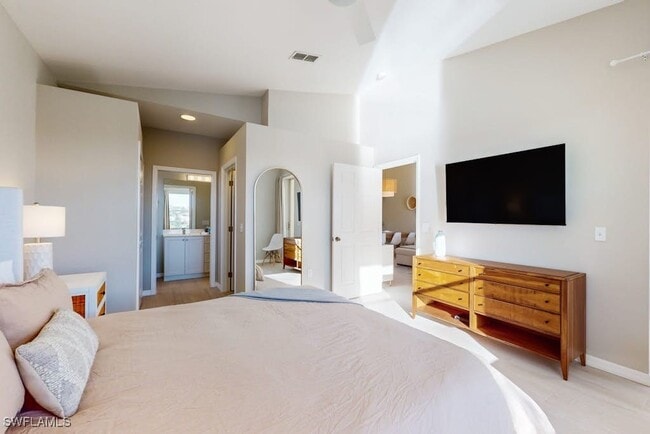 Building Photo - 350 Robin Hood Cir Unit 202