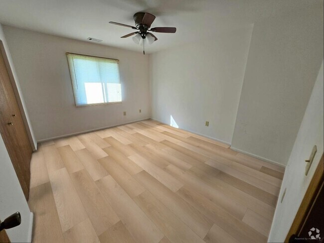 Building Photo - 470 Echo Ln Unit B Rental
