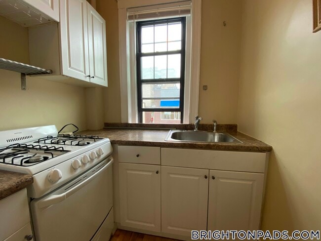 Building Photo - 1576 Commonwealth Ave Unit 3