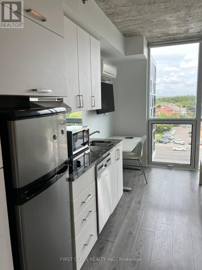 Photo - 1900 Simcoe St N