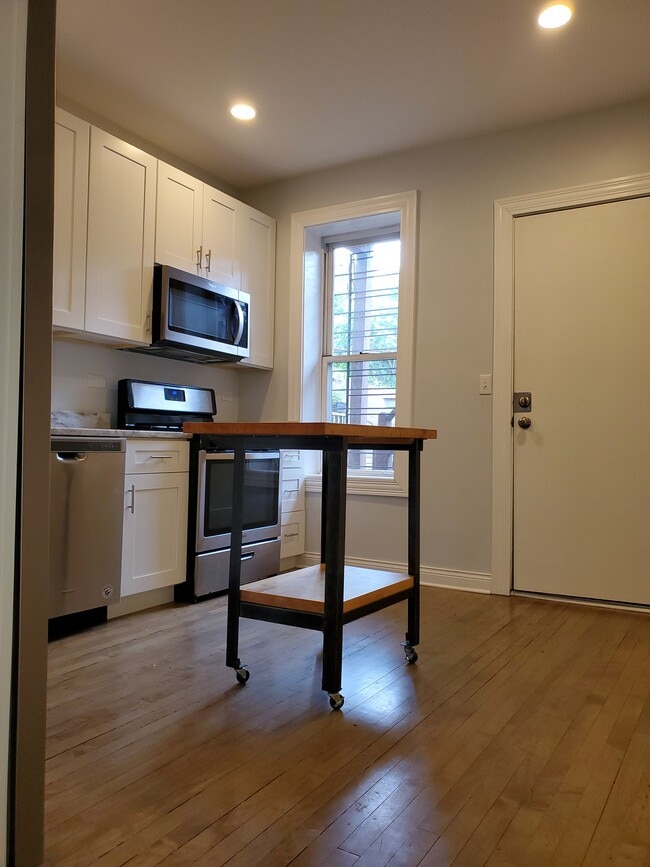 Kitchen - 1309 W Fillmore St Unit 1